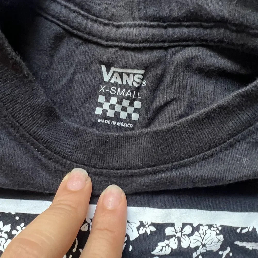Vans Off the Wall Cropped Long Sleeve T-Shirt Tee Black Floral Skull Pattern - Picture 3 of 7